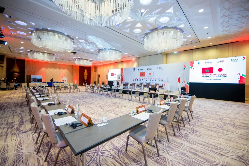 Aménagement scénographique et dispositif technique de la salle plénière lors de la session d'ouverture du Forum Économique Maroc - Japon à Casablanca