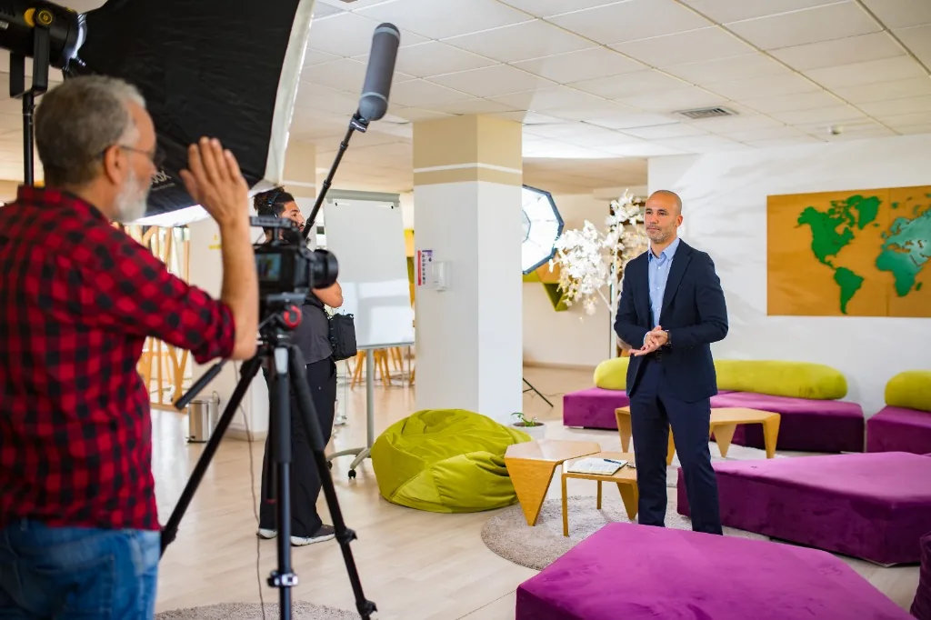 Plateau de tournage d'interview corporate et capsules vidéo d'entreprise en marge des conférences à Casablanca par SmartFilms Prod